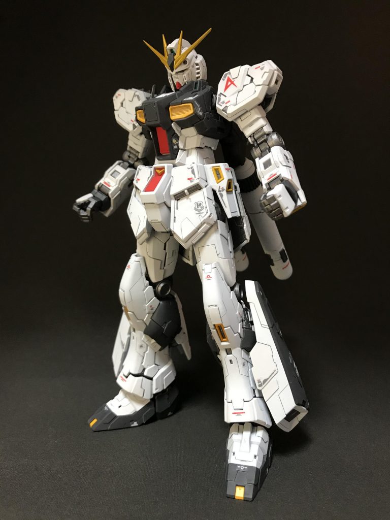 非武装状態の姿になります。プラ板によるディテールの追加を行なっております。写真だと分かりにくいかもしれませんが、ガンダムカラーMSホワイトと灰色9号で塗り分けをしております。