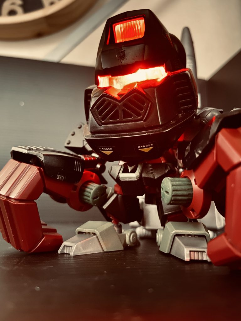 アイアンコングモード。頭と手は特徴的なスケール感を出すため、あえてそのまんまです！またまたミライト仕込！当時から発光ギミックはあったようですが、壊れてたのと電池ボックス給電でしたので。