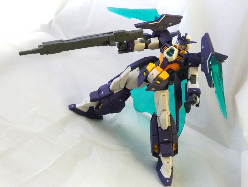 胸のAマークやら、目、センサー類はいつものようにシールを切り取って貼り付け。デカールはUCの奴買ってきたのと、00用で余ってた奴をちょいちょいと流用してます。