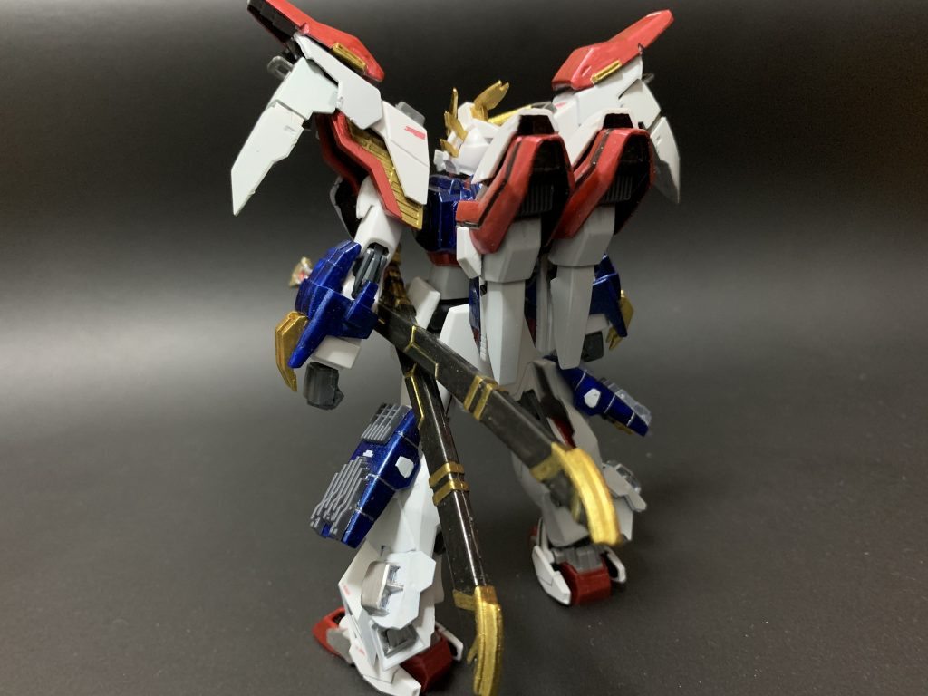 背中にはゴッドガンダムの肩を元にしたブースターを装備。