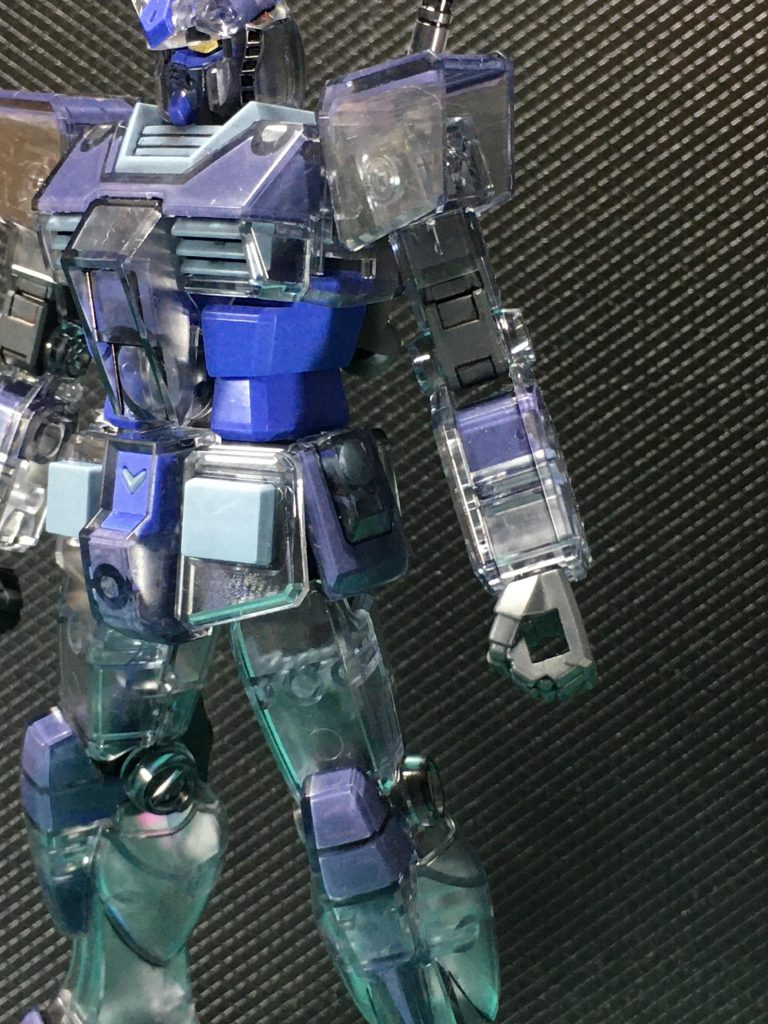 　ここまでご覧になって気づいた方は多いと思われますが、今回の塗装はパーツの裏側から行っています。表面から塗るとクリアカラーの透明感、光沢感は損なわれてしまうので、裏からの塗装が効果的だと思いました。 