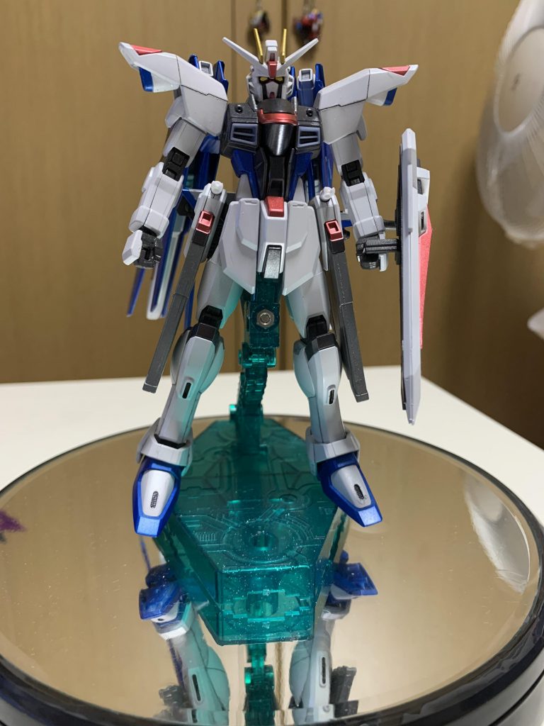 ホワイトはパールカラーにして、メタルビルドのようにメタルカラーを使い重塗装風にしました！