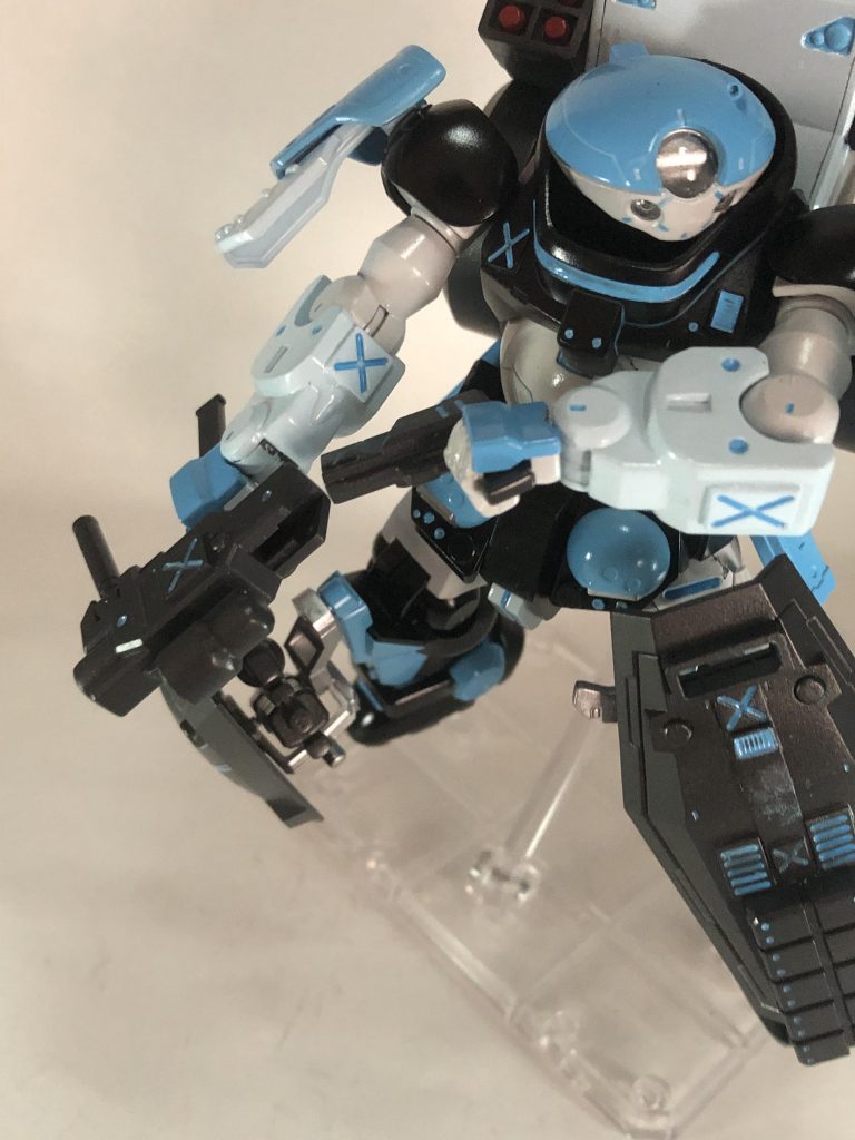 合体してるピストルをこうやって抜いたらかっこいいなって写真