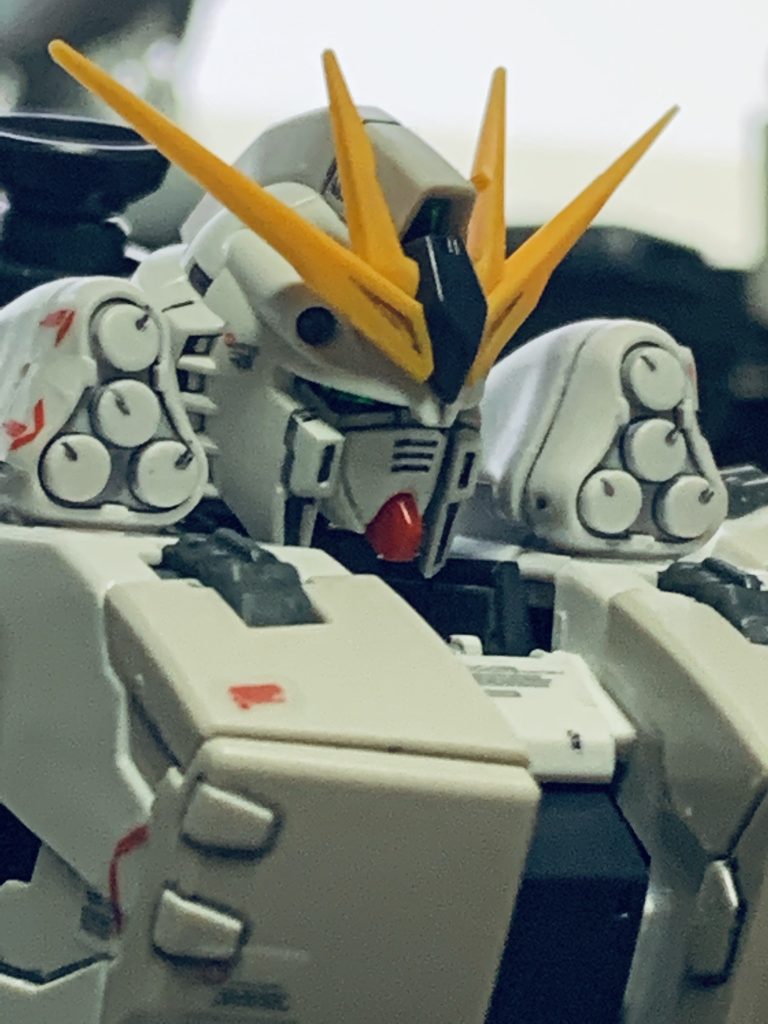 重装備なので両腕の保持力が心配でしたが両腕とも現時点では難なくポージング出来る安定感。ただフィンファンネルをつけると重装備に超重量がプラスされ足首が重みに負けます。フィンファンネルをつけて飾るのならベースは必須なようです。私はファンネル付けずに飾る予定ですが。(*'ω'*)νガンダムはホントかっちょええわ