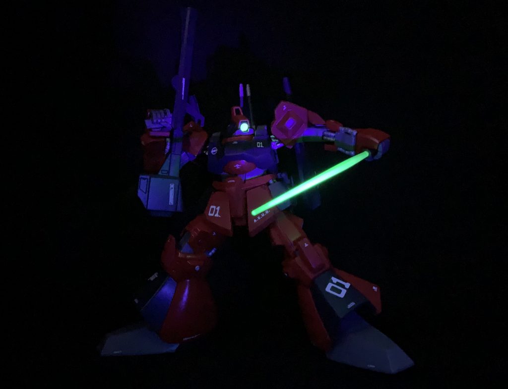 メイン･カメラ、サーベルエフェクトに蛍光塗料を使用、ブラックライトで光らせたモノです。