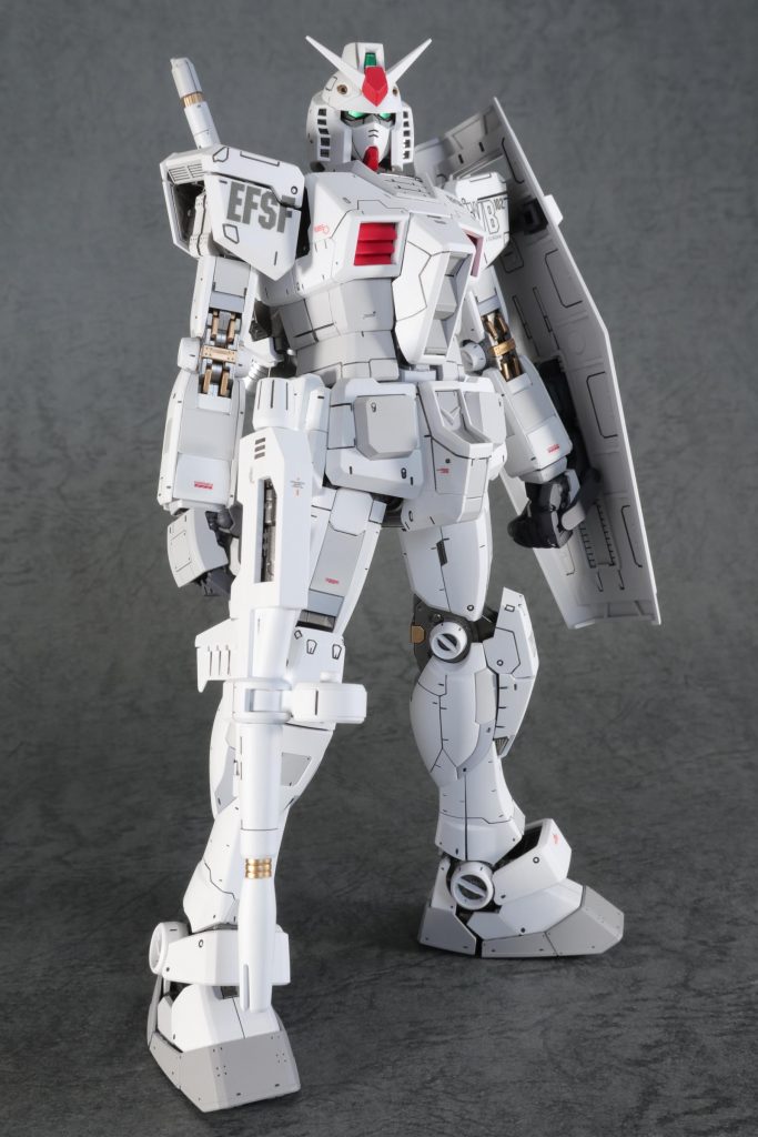 カメラ目線。連邦の白い悪魔。