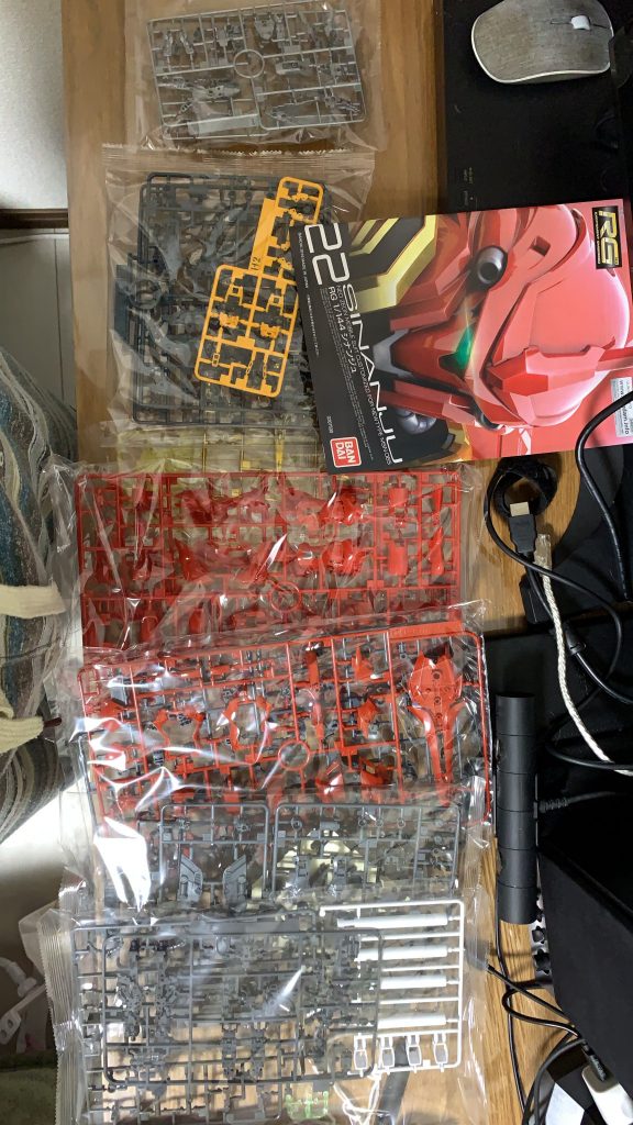 前回、HGのザクと比べてランナー数が…比較できん。机の上だけじゃ作業できないからランナーはベットの上にばら撒きました。