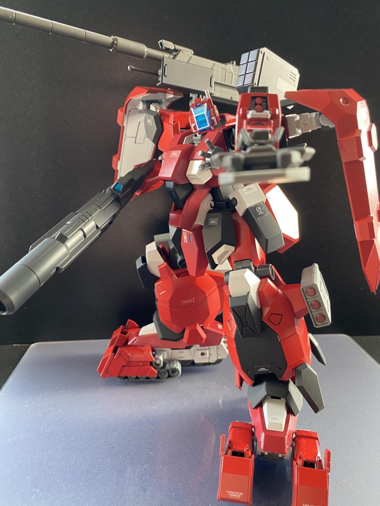 グレネード左腕部に内蔵されている。脚部ミサイル脚部にセットされたミサイル、クラスタータイプの弾頭はバズーカランチャーの炸裂弾頭と共に、この機体の最大の脅威である。