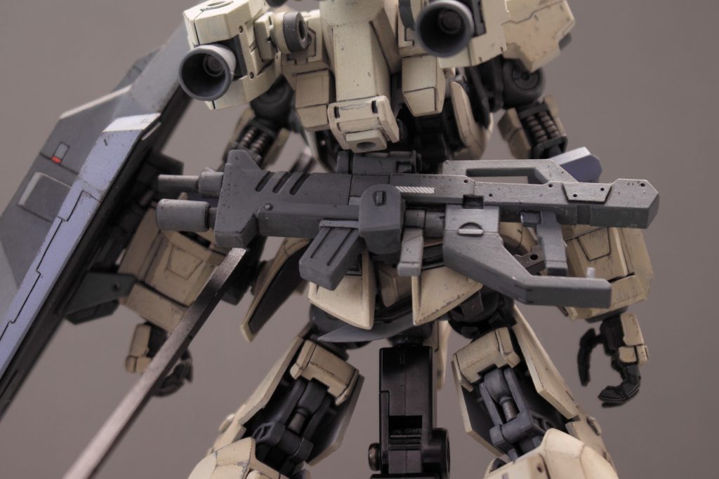 太刀はサイドアーマーに、ライフルは専用のジョイントパーツを使い腰に、ナイフはリアアーマー裏に、それぞれマウントできます。武装をすべてマウント出来るってなんか良いですよね。