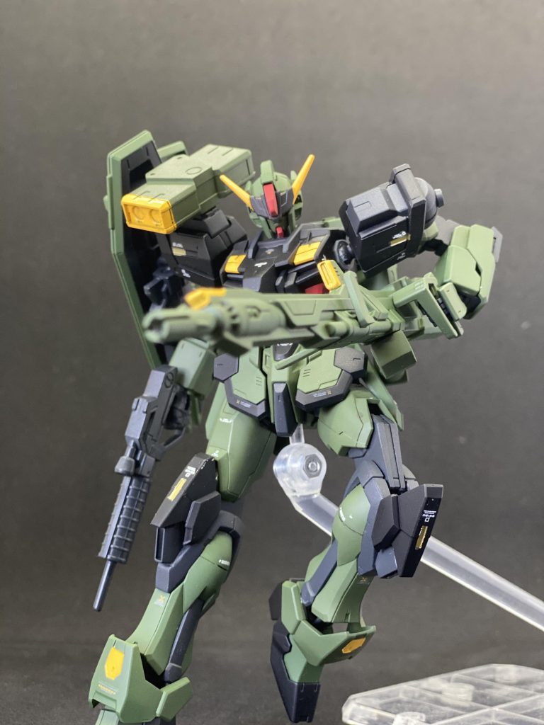 もちろん、ランチャーパックを移植しているだけなので、ランチャーを構えることが出来ます。