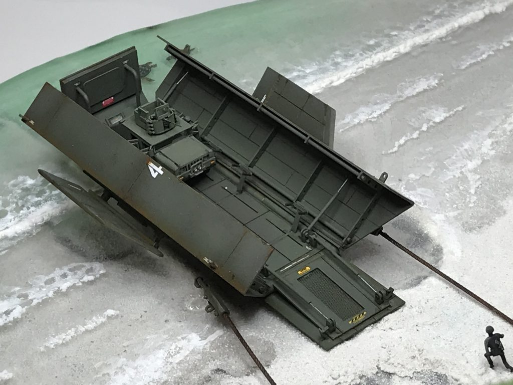 コンテナ内部に軽装甲車両搭載