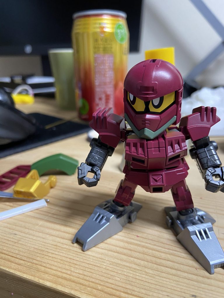 制作工程写真が全くない。笑　勢いのままに駆け抜けました。大体の形状は1日で。バラして再接着しただけですが。コマンドガンダムもほぼ、色変えのみでパーツ分割も素晴らしいので塗装も1日。二つとも素組放置状態だったのでぱち組時間は除いて3日くらいです。もともとのシールがかっこよかったので、追加塗装は諦めました。コマンドガンダムの方を色合わせて近づける方向で制作開始。