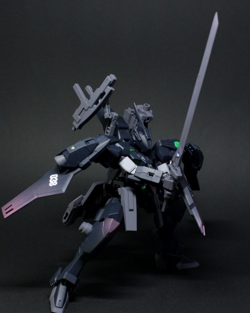 刀を使用している時はサブマシンガンを背中にマウントすることができます。