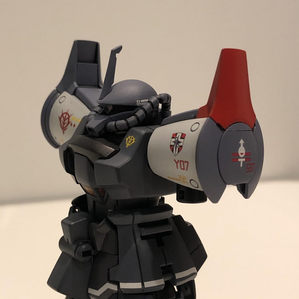 差し色を入れるには絶好の場所がありました。脚のラインデカールに合わせて紅色に決めました。