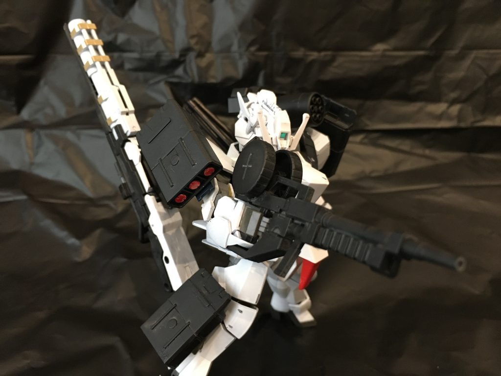 手持ち兵装としてライフルを装備。マガジンは搭載弾数の多い大型の物を装備するが、使用頻度は高くない。