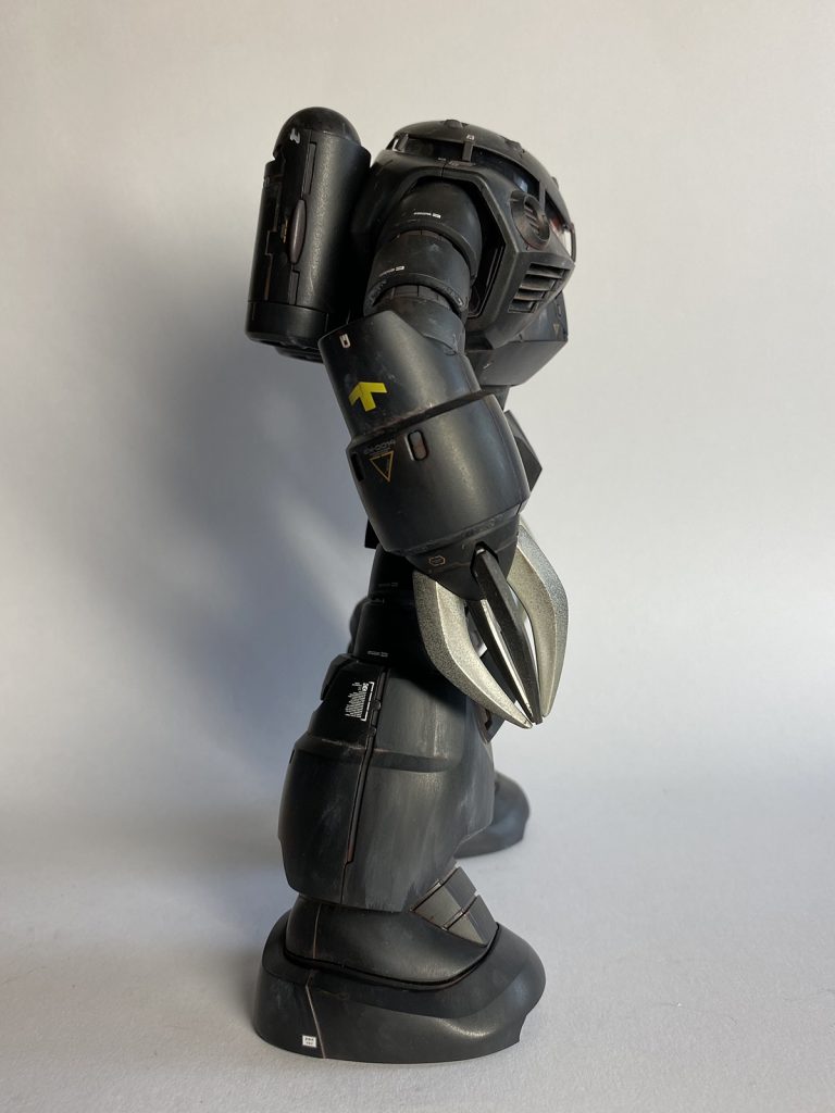 右横。付属の階級章が大尉のものだったので、「これに大尉は乗らんだろう」と一部切り取って少尉に降格。