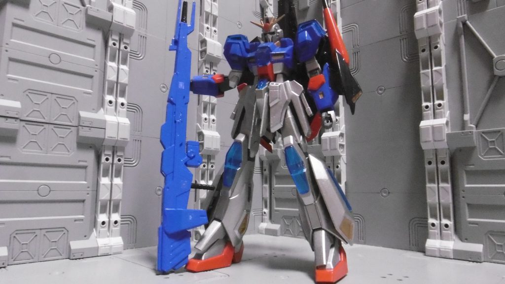 全身にクリアパーツがあり、つやありの方が良さそうだったので全体的に明るい配色に。オモチャっぽい光沢感が偽者らしくて良いですね。つやありホワイトは持ってなく、代わりにメタリックカラーを使ったらZⅡぽい色にもなった気がします。Zガンダムを参考に塗り分けたからか、胴体は顔っぽくも見えますね。武器はビームライフルを左側のみにしてシールド兼用化、ハイパーメガランチャーは『HGBF ギャ イースタンウェポンズ』よりハイパーロングライフルを拝借し、グリップと銃口以外を真っ青に塗りたくりました。