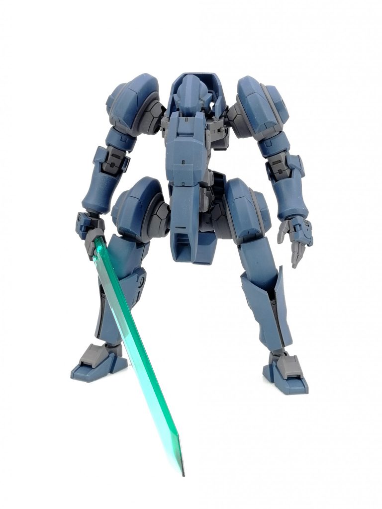 頭は碧邪の下半分切り飛ばしてマスクに居なくとの腹装甲接着したもの。胴はシュヴァルベグレイズをベースに30MMで腕の付け根変更、胸装甲も30MMアルト太腿。背中はゲイレールとグレイズアイン。腰はシュヴァルベグレイズをベースにストライカ^ジンクスで尻尾設置。腕はジンクスⅢ肩にリーオー腕。脚はジンクスⅢ腕にグリムゲルデ脛装甲とコアガンダム靴。剣はレギンレイズのやつにコトブキヤのクリアパーツ刀身繋ぎました。