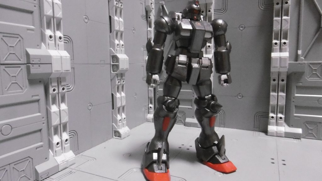 頭:HGUC ブルーディスティニー1号機 胴:HGBF アメイジングレッドウォーリア 腰:同上 腕:HGUC ガンキャノン 脚:HGFC マスターガンダムBD1頭部はゲーム版に、ガンキャノン腕はリバイブ版のを使用。脚部の両膝にはM.S.G スパイクを接着(後から追加したもの)し、足甲の刃と併せて近接格闘兵器化させました。スピード特化型(後述)なため流線形のパーツを四肢に使い、空気抵抗を下げています。最初は漫画版頭部のつもりでしたが、可動時に肩と干渉するため変更。