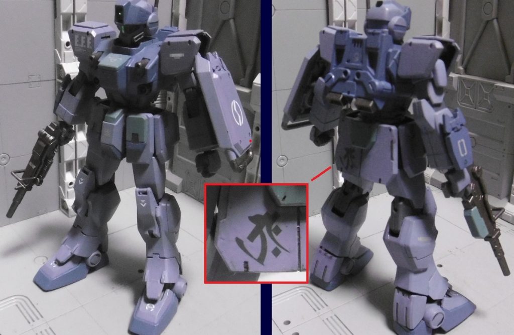 　頭：ＨＧＵＣ ジム・スナイパーⅡ　胴＆腰：ＨＧＵＣ ブルーディスティニー１号機　腕＆脚：ＨＧＵＣ ガンダムＥｚ８一年戦争終結時までに存在したであろうパーツのみ縛りです。ジムの名を冠しながらも駆動系はガンダムタイプの物で、運動性能を高めの設定に。一般的な忍者像でのメインカラーには、黒・紫・紺の系統が多い傾向あるので、青・灰を基調として筆塗装しました。忍術書からの参考は変装術の要素であり、ガンダムの世界観に置き換えると目立ち難いのは「ガンダム級＜量産型」「闇夜＜集団」と思われます。ＢＤ１もＥｚ８も元は量産型である「陸戦型ガンダム」のカスタム機ですし、相手がまずどこを見て判断するか？を考えると頭部からの可能性が高く、ジム系ヘッドに。忍者ＭＳ作りでよく使う梵字（写真下中央）は「無限の智慧と慈悲」を表す【虚空蔵菩薩】を使い、忍術書に載る一文「もっとも忍術は無限であり、その極致に到達する事は未来永劫有り得ない」の比喩としています。忍者が背後を取られるのはあってはならない事から、正面ではなく目立たない背面に転写しています。