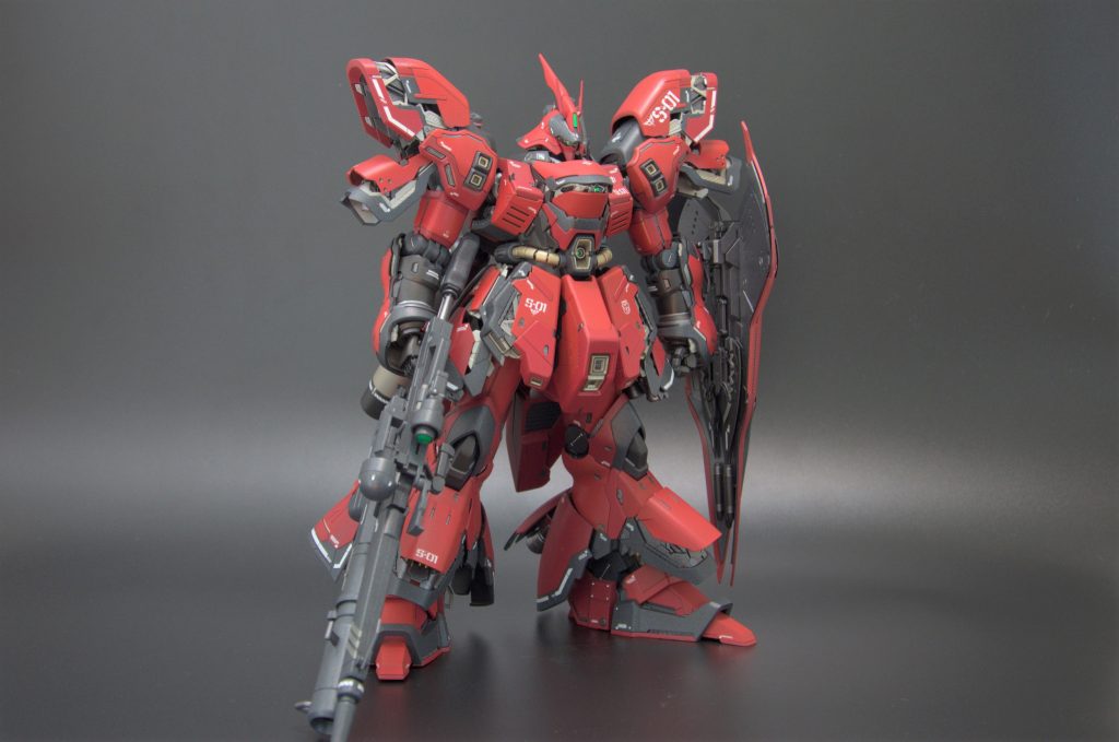 外装を3色の赤から赤2色(MSレッド、赤2号)、グレー(MSグレー連邦系)の配色に変更。バーニアやパイプなどの黄色はチタンゴールド、シルバーフレームはチタンシルバーで塗装。落ち着いた色にするため下地は全て黒サフです。マスキングを多用して本来の色分割とは異なるパターンを目指しました。
