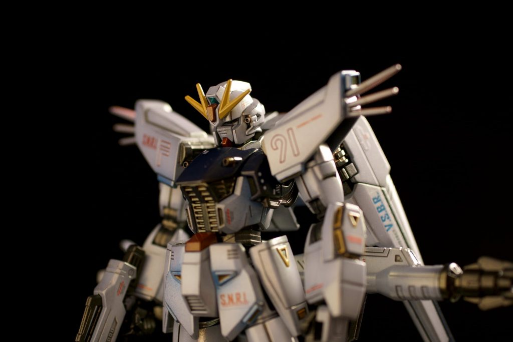 胸部のコクピットハッチ周辺のみ改良。旨パーツそのものを前方に移動しています。アンテナは単純に裏側の切り落とし。