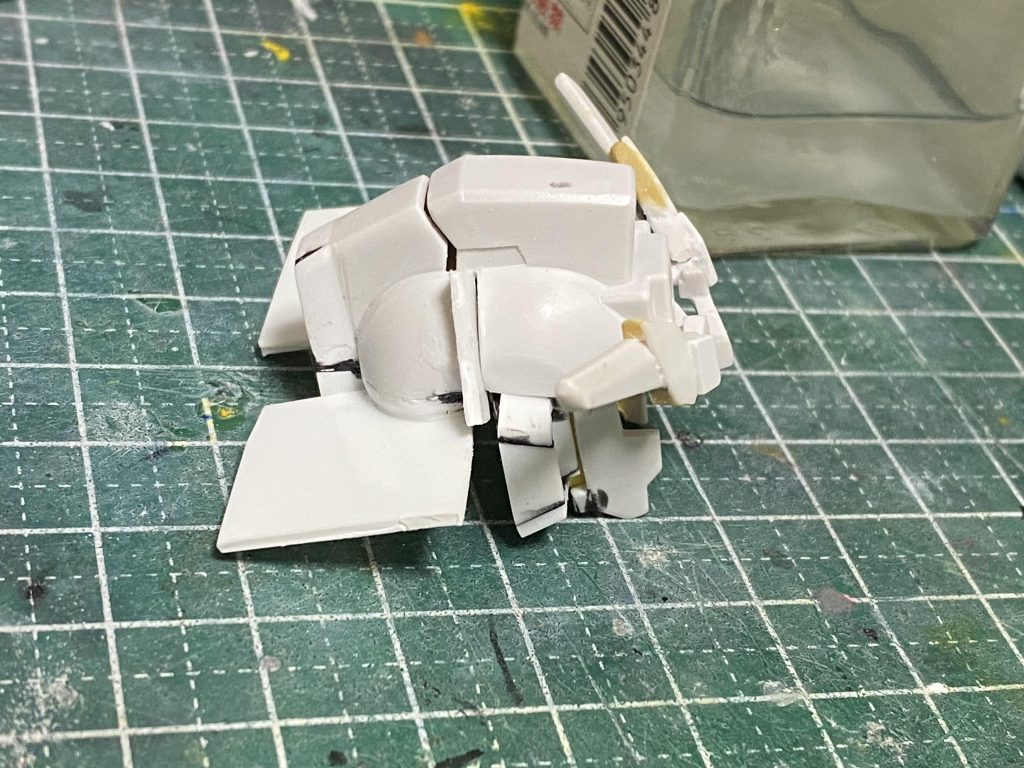 どう作れば良いのか分からず行き当たりばったりでしたが、作れる所から作って何とか形に。頭部両側→後頭部→センサー部と徐々に作成していきました。後にパーツ破損や塗装剥げが起きても修正しやすいように、ヘルメットとマスク部は外せるように機能を残しています。ヘルメット自体も前後に分割して外せるようになっています。 