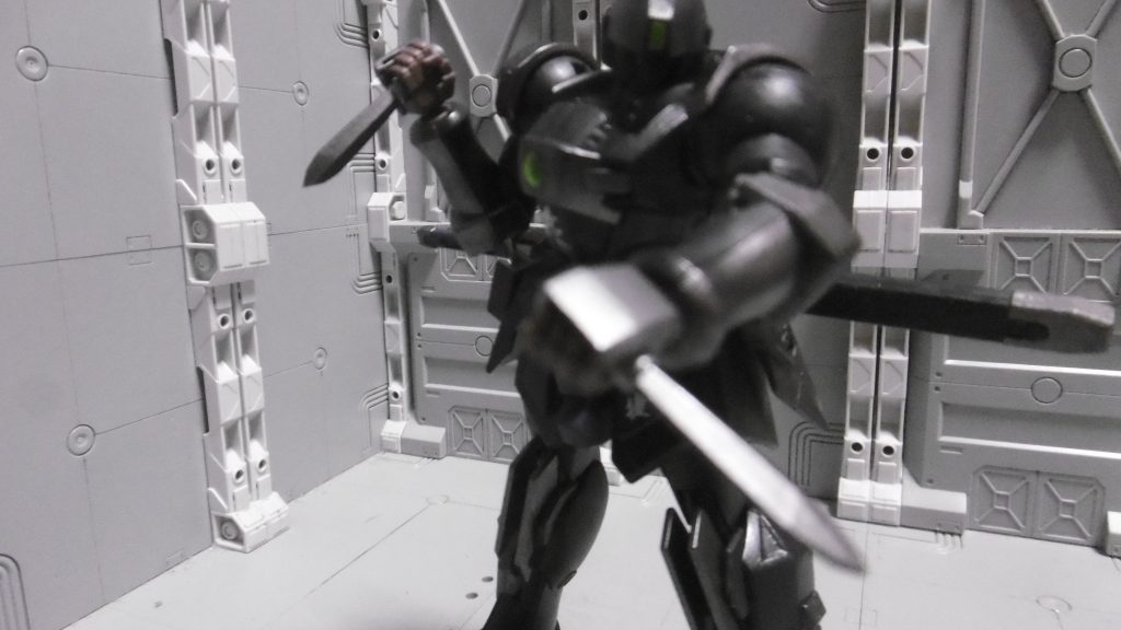 もちろん逆手持ちで。刺突・投擲・掘削・壁登り・にも使える棒苦無。苦無系はどれも緩く、保持するには塗膜作りが必要です。しかし手首側を塗ると刀の柄が剥げ、グリップ側を塗るとマウントさせ難くなるため対策はしていません。