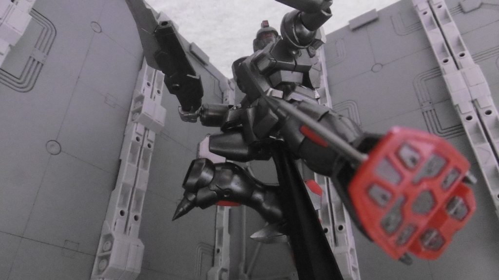 上方向への噴射は出来ないため、上空から蹴る際には速度がやや落ちます。それでも十分速い。