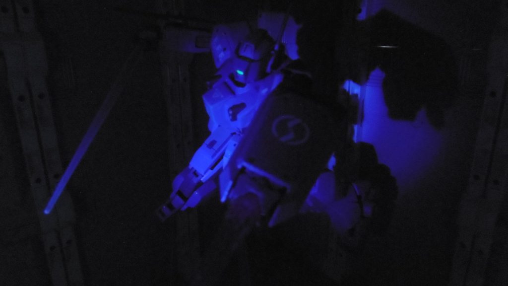 戦闘中であっても、暗所であればビーム兵器を常時発振しない限り発光量を最小限に抑えられます。高出力化スラスターだと光量および熱量が増大するため、状況次第で適宜モード切り替え。