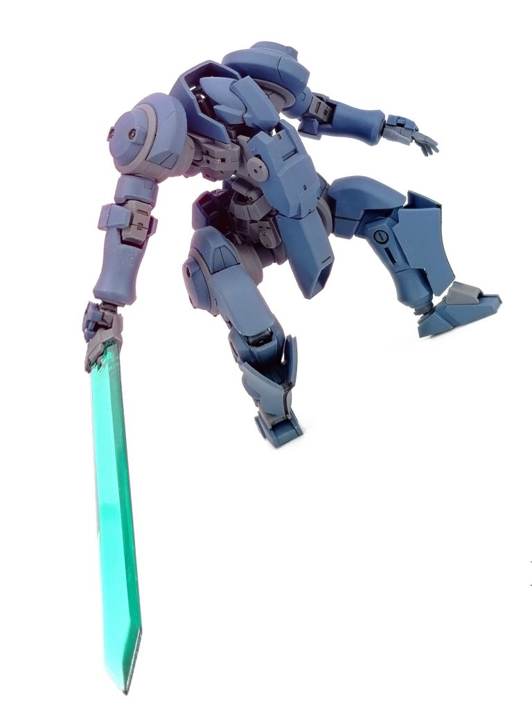 何かフレーバーな設定人類最終生存圏グリゴリのネフィリム。10年前に系外宇宙から飛来した方舟グリゴリに安置されていた巨人の一体。電気的な刺激で動くことが判明した後、研究者が冗談交じりに欠けていた頭にコクピットを設置して人間の脳波と直結した結果、まるで手足のように操作が可能であることが判明した。8年後、飛来した方舟から現れる御使いはネフィリムと名付けられたその巨人にあまりにも似て───