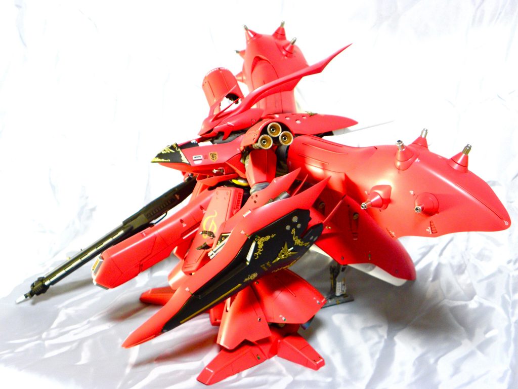 全体的に筋彫りやメタルパーツなどでディテールアップしておりますが巨大過ぎる面積に埋もれ、写真ではよくわかりませんね。