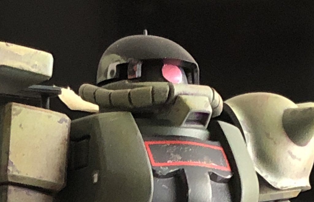 モノアイレールは斜めに削り込んで、モノアイが斜め上を向く大河原画稿の雰囲気に近づけました。また、画稿ではモノアイレールとひさしの隙間から向こうが見えるので、モノアイの窓とひさしの位置を窓一つ分前方へ移して再現。口の上の動力パイプ接続部は3mmプラ棒で大きく作り直しています。口は大河原画稿のような煽りで見た時によりそれらしく見えるよう、少し長めに調整しました。 