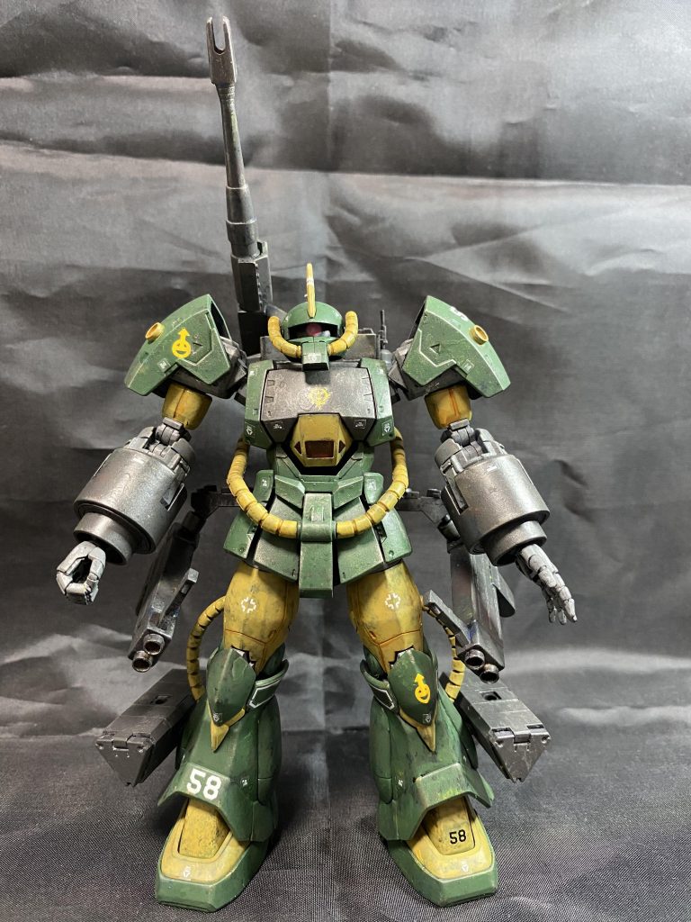 正面より。プロトタイプグフの腕がでかいです。脚部にはミサイルポッドも追加！