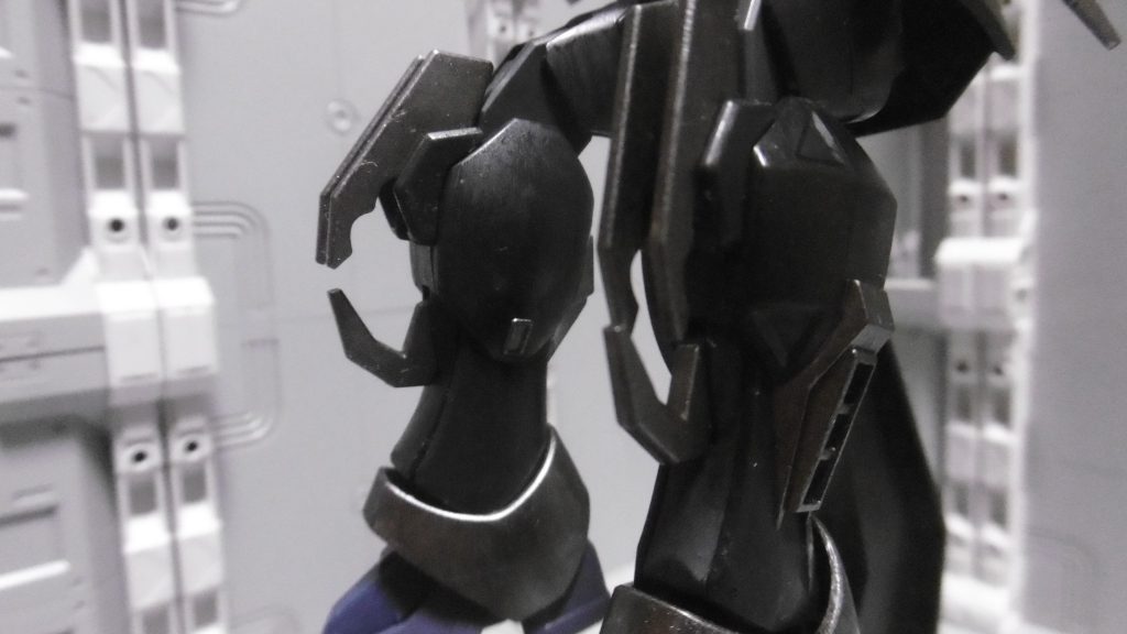 膝のクローも展開すれば断崖でも素早く登れます。