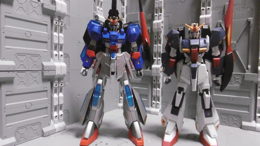 旧HGUCゼータガンダム(グリプス戦役セット版)部分塗装後と。このZを側に置き参考にしながら塗り分けしました。構造や分割上、塗り分けが難しい箇所はスルーしています。ファルサゼータ側に部分的に貼っているマーキングシールは、グリプス戦役セットのを中心に使っていたりします。