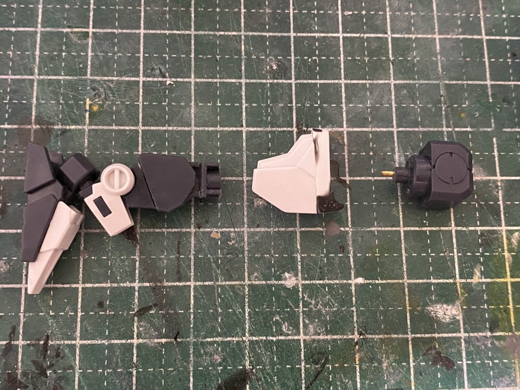 脚の短縮によって外れやすくなったので、このように真鍮線を追加して気持ち強度を上げています。 