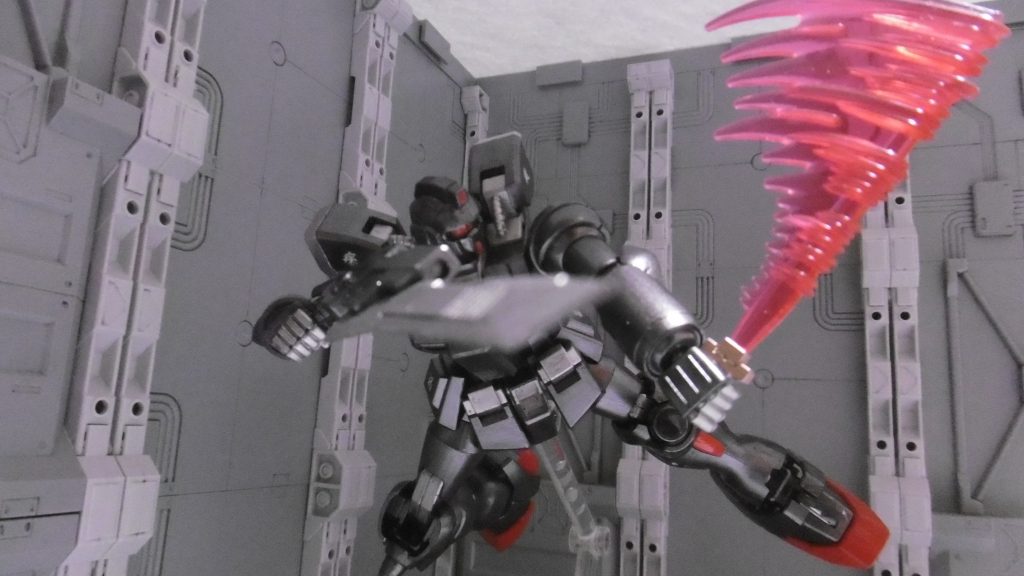 ビームダガーは高出力モードも可能で、斬撃の威力が増加。