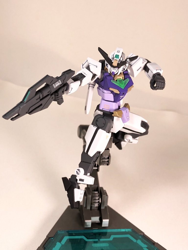 しかし、せっかくのコアガンダムという特性を無駄にすることはせず、アーマーにダメージが積み重なるとそれらをパージして、コアガンダムアリスとして戦闘を続行することができる。腰に稼働軸を追加したことで稼働に関しては非常に自由度が高く、小型軽量であることも合わさり、アーマー装備時に負けず劣らずの機動力を発揮する。