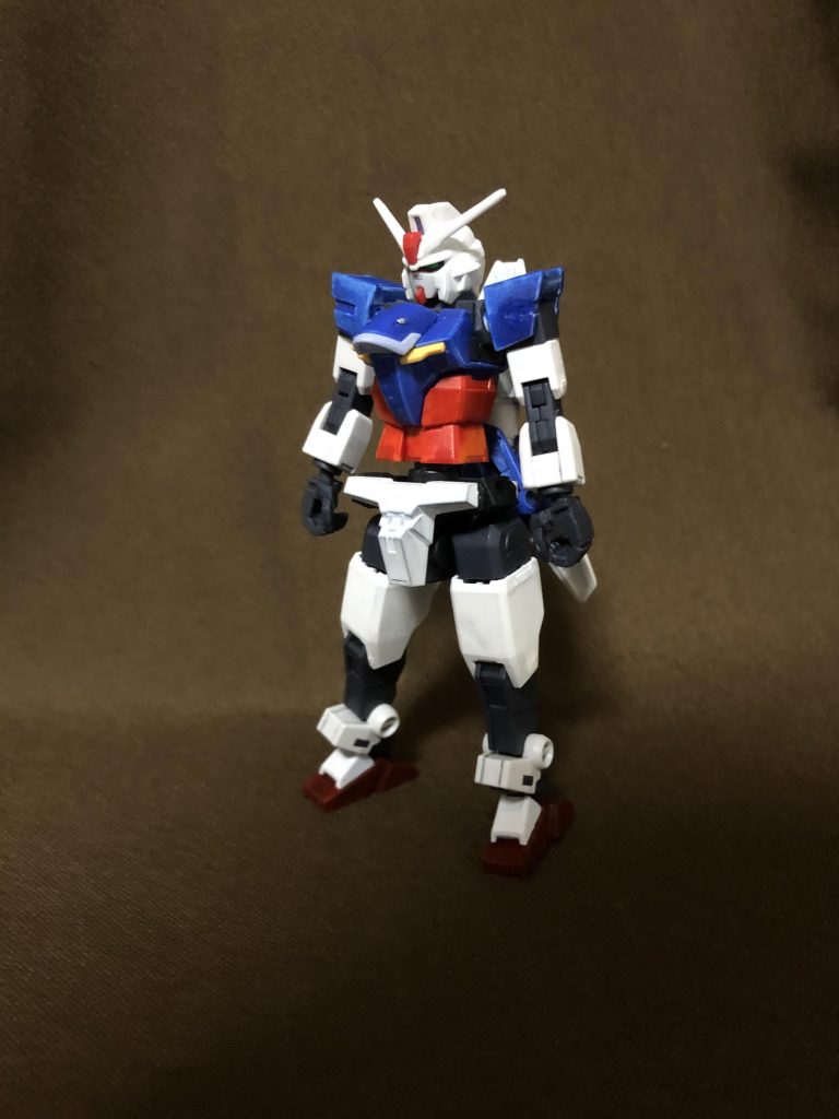 《正面》基本部分はコアガンダムとほぼ変わりませんが、要所要所にインパルスガンダムのパーツを盛り込んでおります。また腰パーツは後ほど紹介するアーマーとのジョイントしやすさを考慮して、30MMのキットから拝借したものを使用しています。