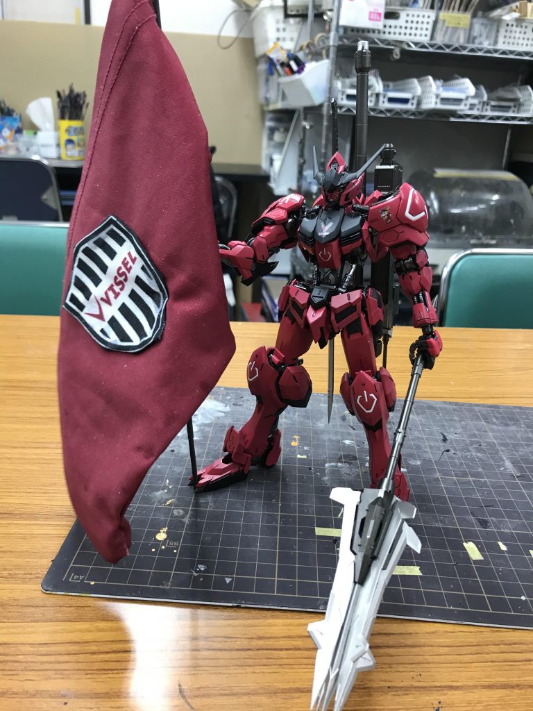 自宅に塗装環境が無いので塗装は秋葉原工作室さんにて。自宅でパーツの切り出しだけやって、外装のヤスリがけ1日、ガンダムフレームの塗装1日、外装と武装の塗装からスミ入れとトップコートまでに2日掛かりました。エアブラシ塗装はこのキットの練習で別のHGを塗ったのに続いて2度目です。