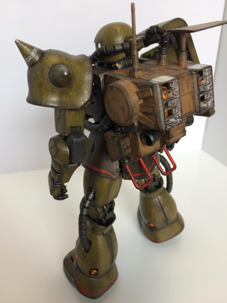 立ち姿の前後です。水性ホビーカラーの筆塗りで、ほぼ全塗装に挑戦しました！フレームの露出部は赤鉄色、装甲はカーキ、マホガニー、ダークアース、サンディブラウンを調色せずそのままで、ランナーのままベタ塗りしてます。マシンガンは青鉄色です。装甲の赤と白のラインはモンザレッド、ホワイトでフリーハンドで描いてます😅筆ムラはウェザリングに生かしました笑