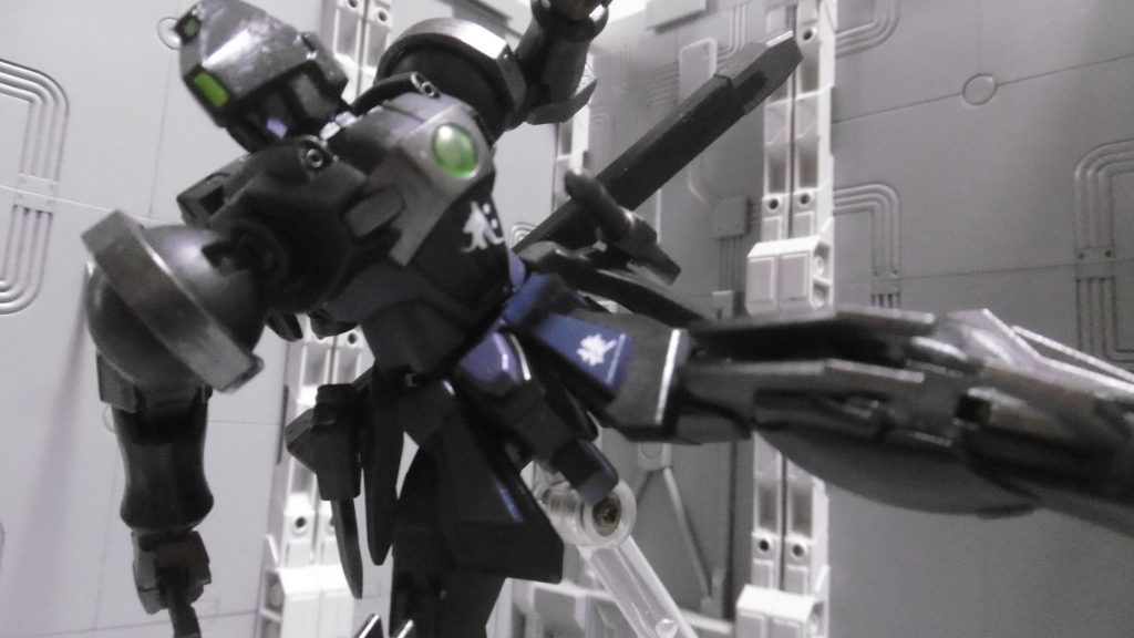 もちろん直接攻撃にも。胸の発光部(元エネルギーマルチプライヤー)は、発動させると「旋回性能上昇+各種センサー妨害+一定範囲内の敵機のステルスを強制解除」の特殊効果。強力な分エネルギー消費も高いため、永続的な効果ではありません。例えニンジャとて強すぎてもよろしくない。