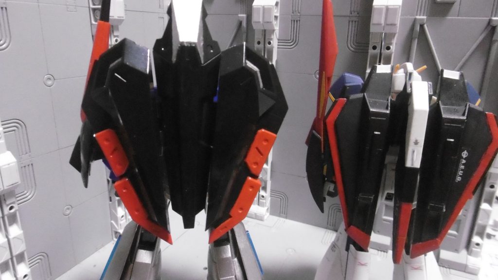 背面。塗り分けも参考にしたつもりです。追加スタビライザーは比較のしようがないので外しています。