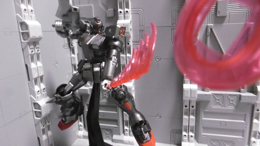 この高出力モード時のみ、光波を放てます。AC系におけるブレード光波(弾数無限なエネルギー版ロケット)で、MS的には別名「ビーム剣閃」です。ビームラリアットエフェクト(HG AGE-1タイタス)を使っての表現。袈裟斬りはもちろんのこと、