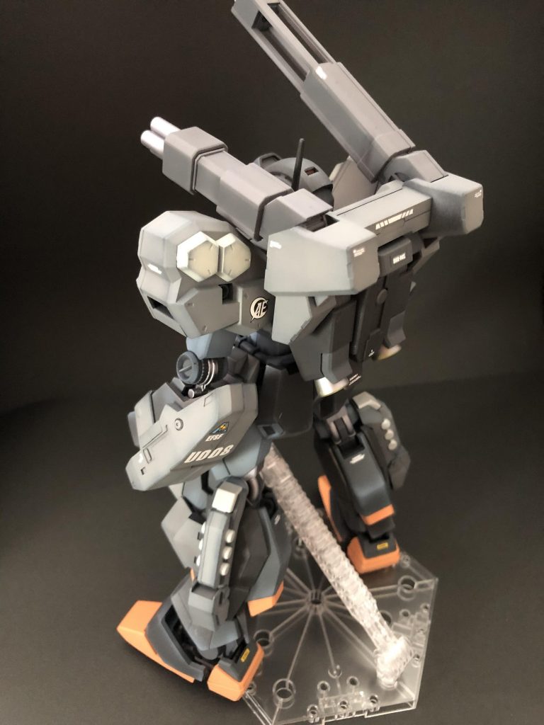 〈塗装レシピ〉・下地…グレーサフ、黒サフ・本体黒…フロストマットブラック(ガイアカラー)・本体グレー1 …ジャーマングレードゥンケルグラウ(ガイアカラー)・本体グレー2 …ニュートラルグレー3(ガイアカラー)・本体グレー3…ガルグレー(クレオス)・バイザー他…シャーシグレー(ガイアカラー)・オレンジ…コーラルオレンジ(ガイアカラー)・シルバー…フレームメタリック2(ガイアカラー)・関節他…メカサフヘヴィ(ガイアカラー)・バーニア内…GXメタルイエロー(クレオス)・センサー…GXメタルグリーン(クレオス)