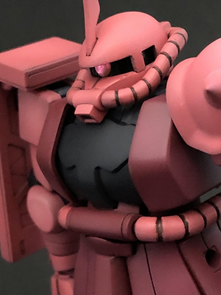 モノアイはHアイズに交換アンテナはプラ板切り出し上腕と手首の短縮肩と胴体及び胴体と腰の隙間を無くしました