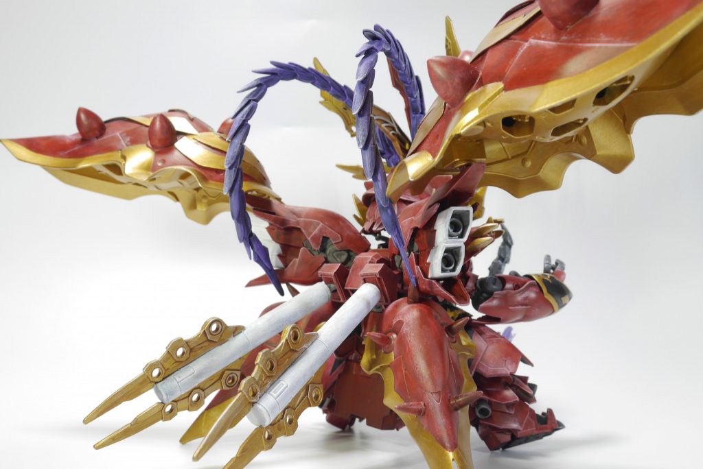 ・背面スラスター1つにしても、やりすぎと思うほどパーツを大きくし全体を通してパーツの大きさの統一感を目指しました。HGUC、SDクシャトリアのバインダーはもうイメージ段階で使いたくてうずうずしておりました。