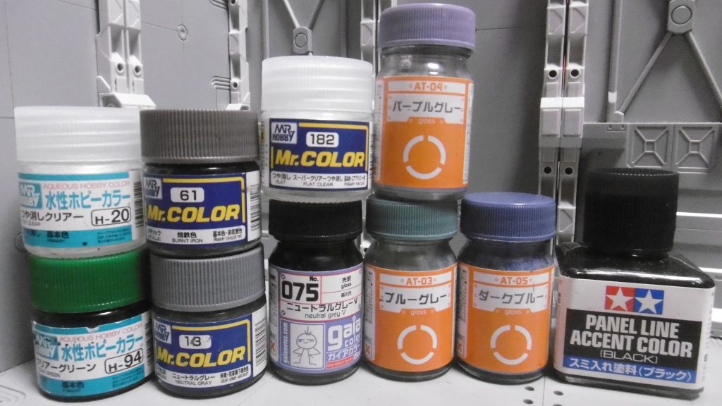 忍者テーマだと塗装がワンパターン化しがちなため、今回はグレー系を多めに使ってみました。パープルグレーをメインカラーに、ブルーグレーとダークブルーをサブカラーに指定。普段はメタリック塗装するバイザーもダークブルーに塗り、自然にまとめています。ニュートラルグレーは一部に使い、ニュートラルグレーⅤは装甲の裏側や内部に。スーパーつや消しクリアーは関節部にのみ。水性クリアーグリーンは後頭部センサーにのみ使用。