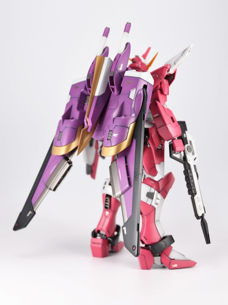 塗装は、彩度高めのソリッドカラーと、関節部に2色のシルバー。今回はハイライトは加えず、エッジと影部に暗色をのせて、面をくっきりさせています。デカールは、MGバンシィ エクストラフィニュッシュ の金／銀箔押しのもの。これなら本体の派手なカラーリングにも負けない。